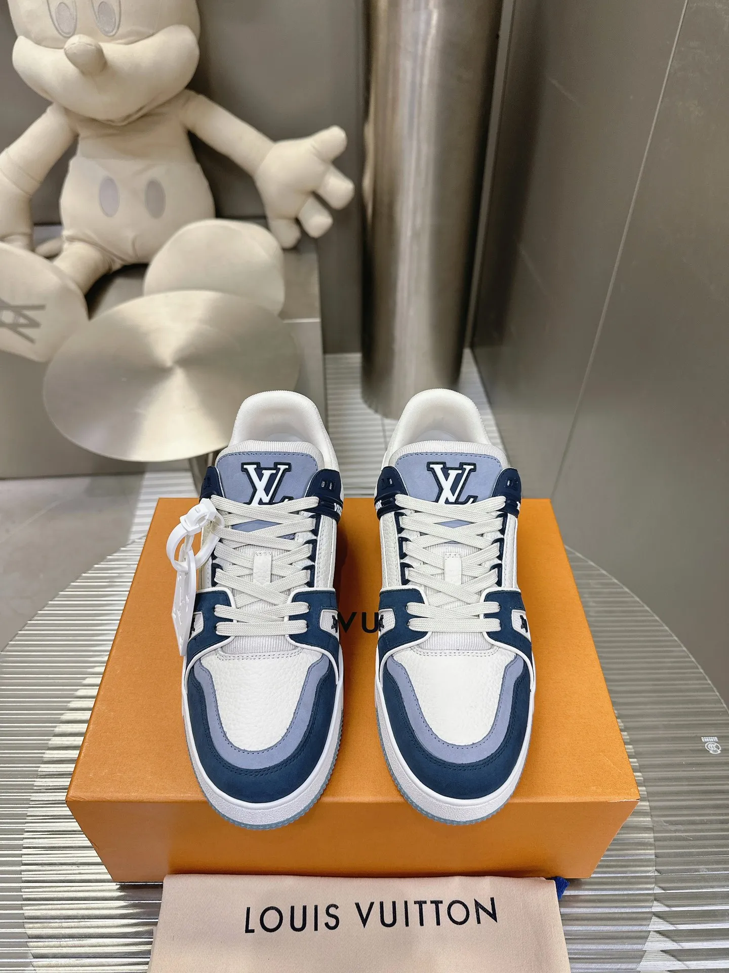 👟👟Ex-factory price 840👟👟The highest version on the Internet⚠️Feel free to compare! 2021🔥New model, purchase quality LV~Louis Vuitton by Virgin Abloh’s best-looking sneakers, Donkey Brand strongly recommends new products, official website limited edition retro basketball sneakers! Both high and low tops cost money to purchase 1:1 accurate replicas of the originals. The details are invincible, full of sincerity, imported custom-made original cowhide, the original package method is the same, the details are 100% restored, and the private model customized the original one-piece T👟👟factory price U outsole, which is different from other brands. Without the original version, this effect cannot be achieved! 35-45 (46 is custom-made and non-refundable) Some colors are available in women’s styles